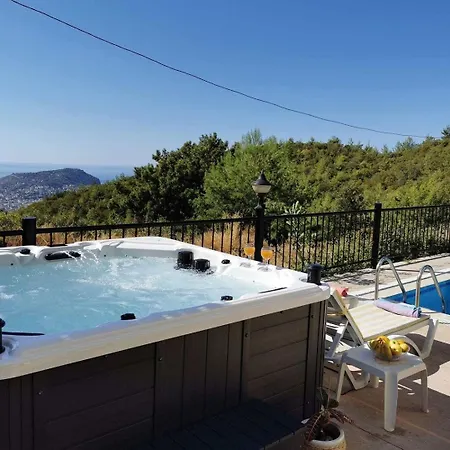 With A Pool And Jacuzzi Сasa de vacaciones *