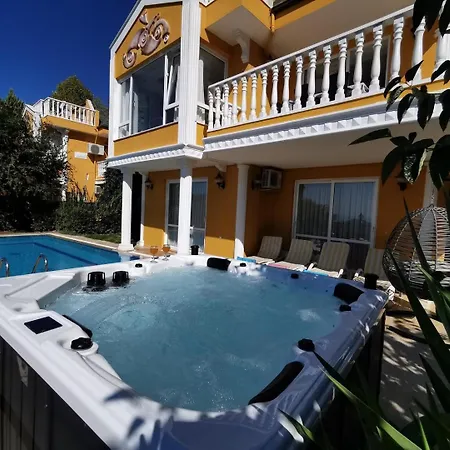Vakantiehuis With A Pool And Jacuzzi *