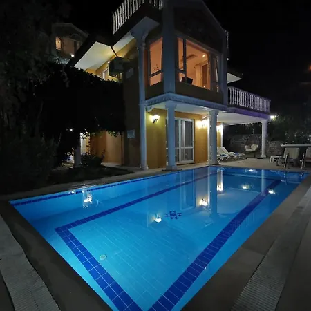 With A Pool And Jacuzzi Дом отдыха