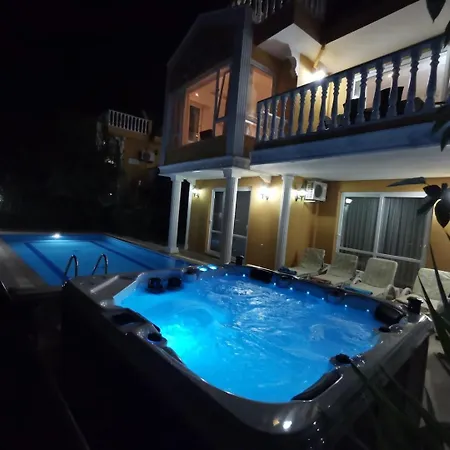With A Pool And Jacuzzi Дом отдыха Алания