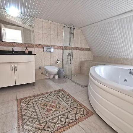 With A Pool And Jacuzzi בית נופש