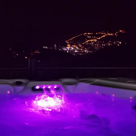 With A Pool And Jacuzzi * אלאניה