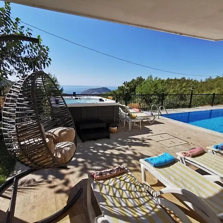 בית נופש With A Pool And Jacuzzi