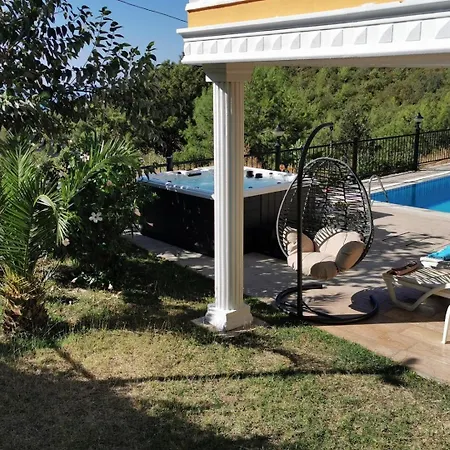 With A Pool And Jacuzzi 알란야