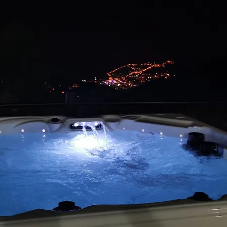 With A Pool And Jacuzzi 알란야